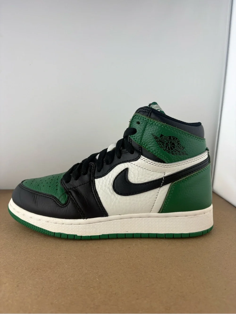 Nike Air Jordan 1 high pine Green White Black 2018 size 5y 575441-302 (B1)